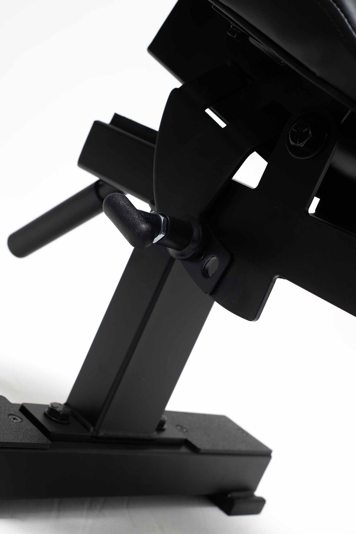 York Barbell C32DB Flat to Incline Dumbbell Bench seat adjuster close up 